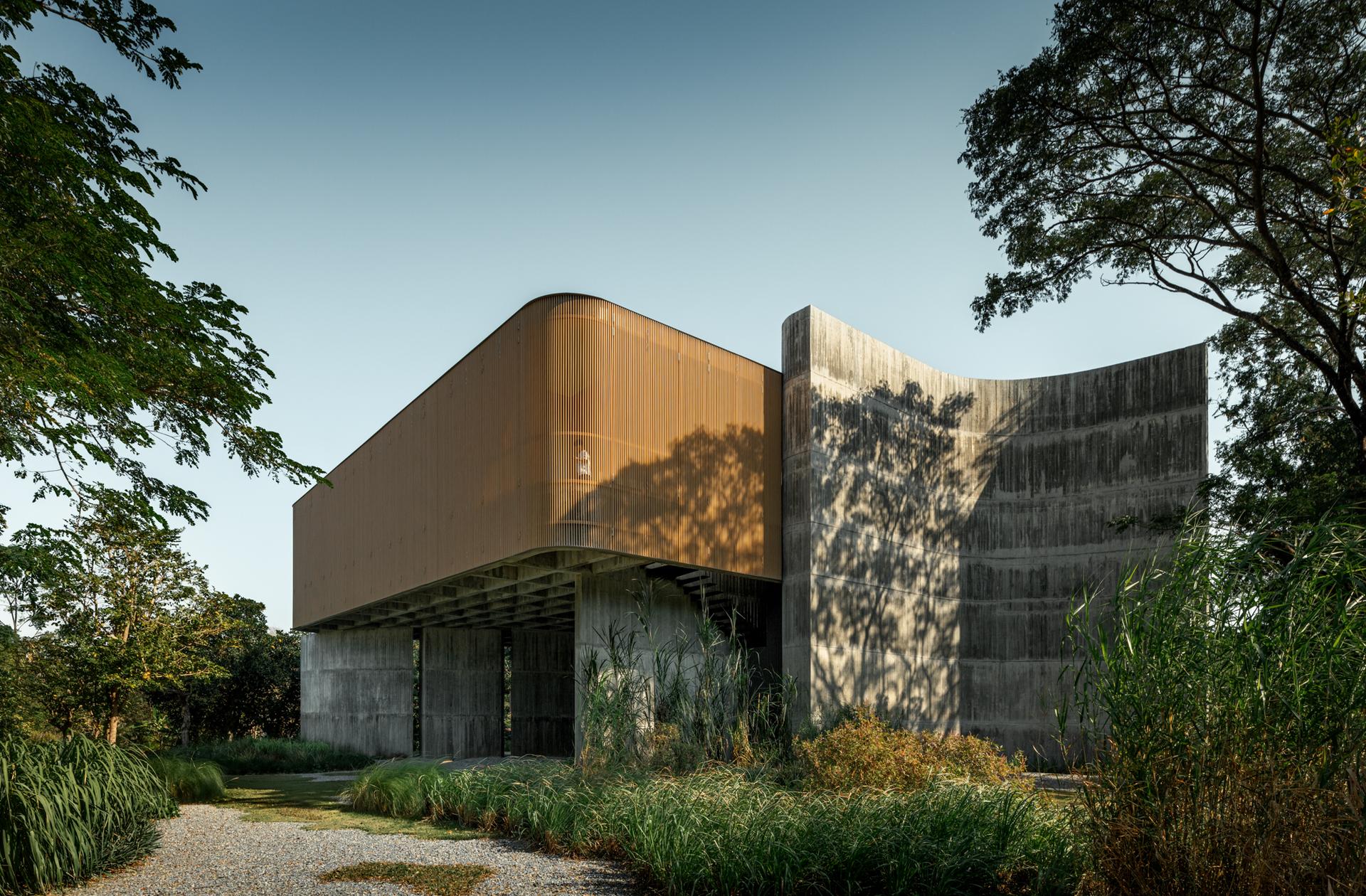 W HOUSE II - image 5