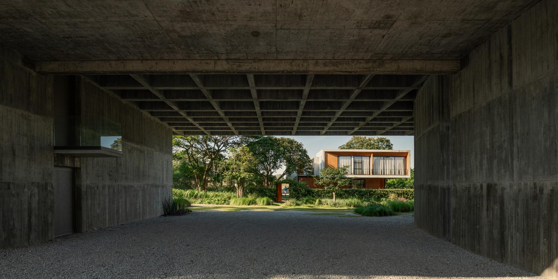 W HOUSE II - image 14
