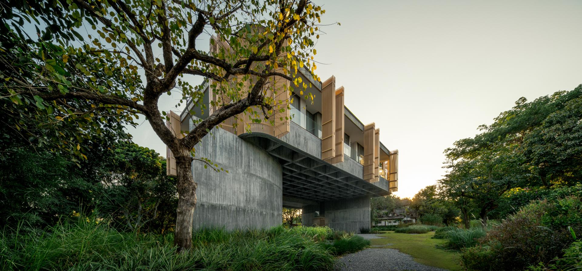 W HOUSE II - image 3