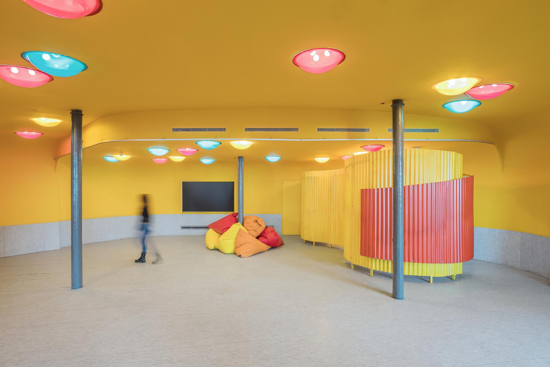 72 Social Housing Units at the Marina del Prat Vermell - image 14