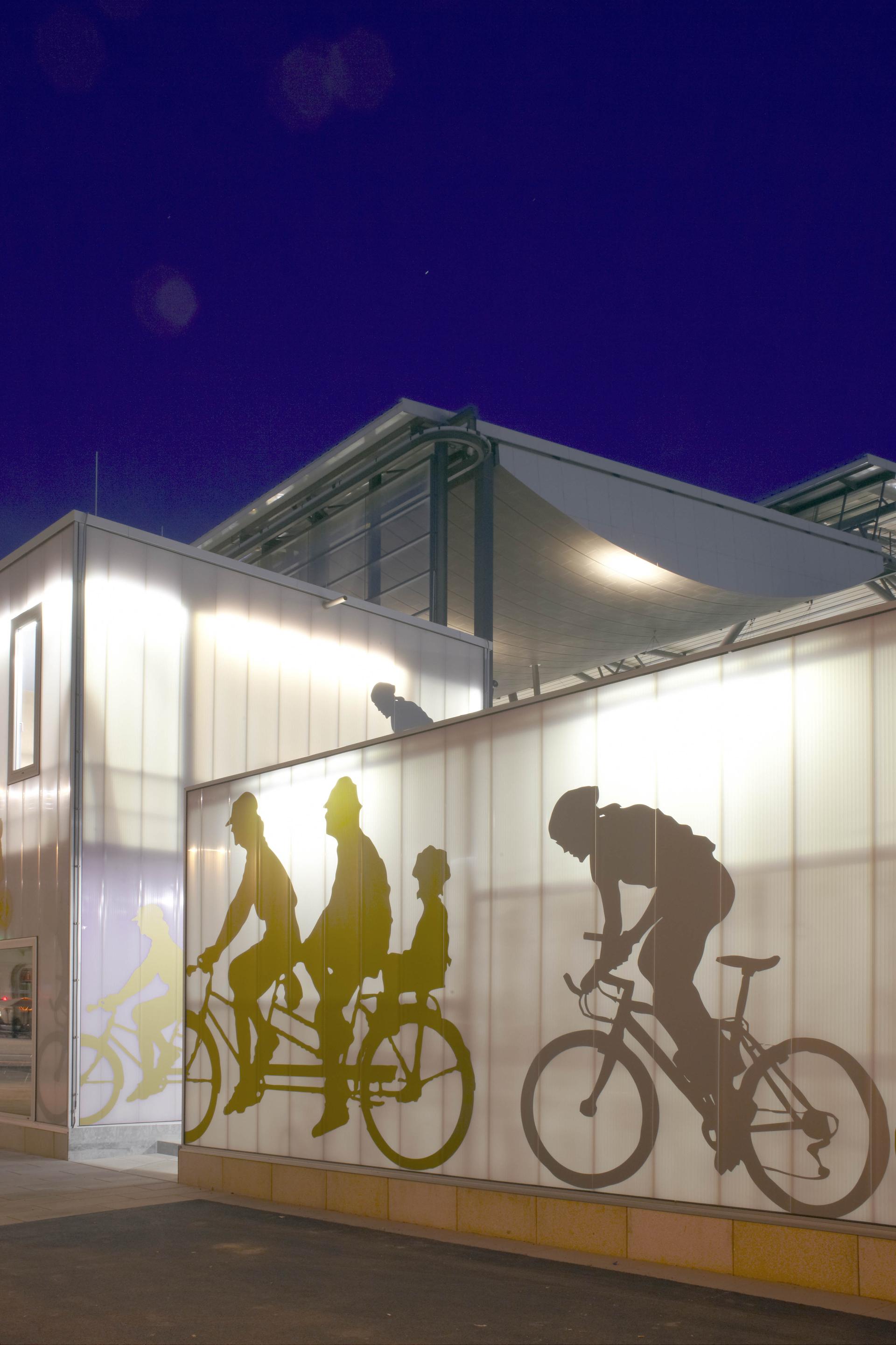 Bicycle station ICE Bahnhof Erfurt - image 9