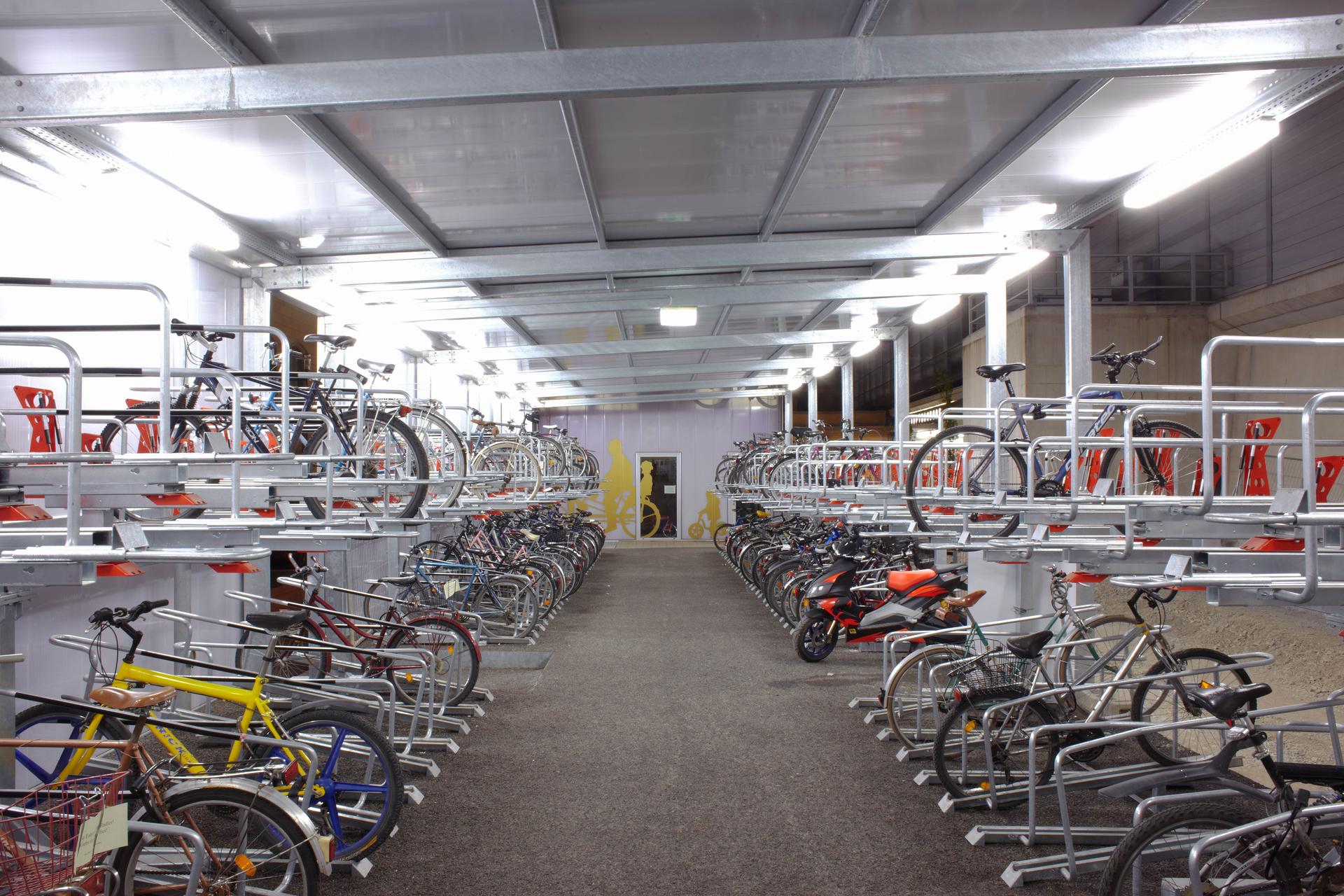 Bicycle station ICE Bahnhof Erfurt - image 6
