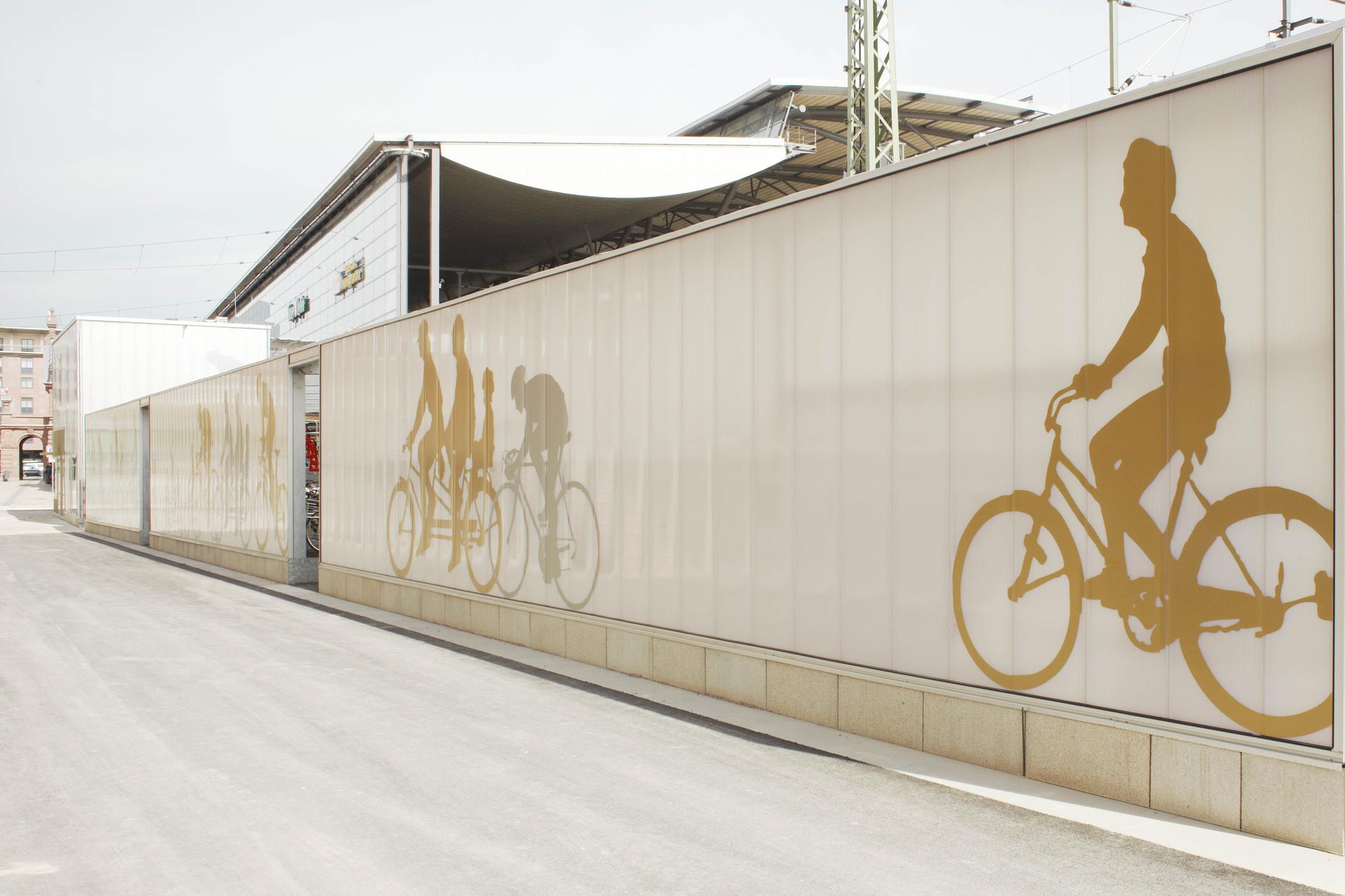 Bicycle station ICE Bahnhof Erfurt - image 7