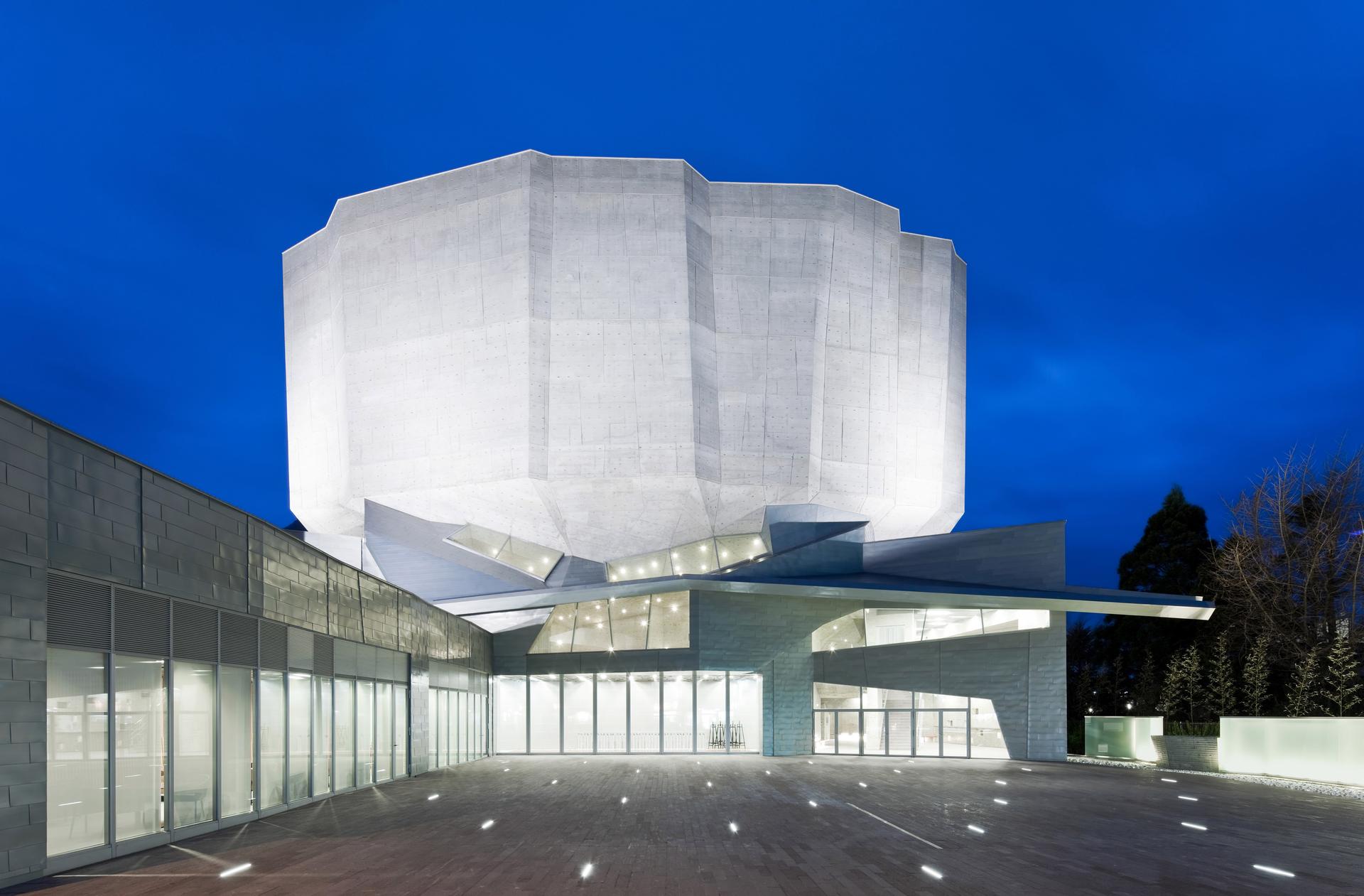 Yurihonjo City Cultural Center, Kadare
