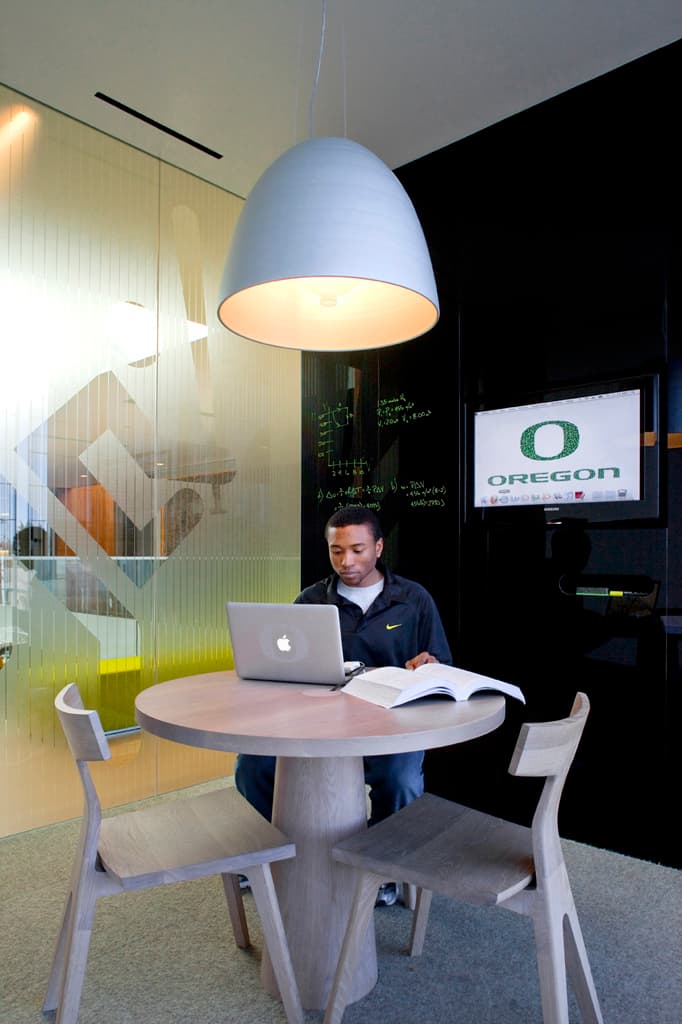 John E. Jaqua Academic Center for Student Athletes - image 10