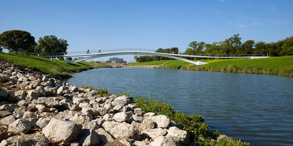 Phyllis J. Tilley Memorial Pedestrian Bridge - image 3
