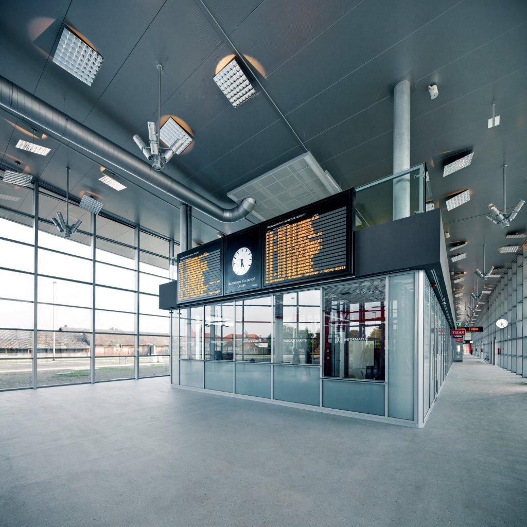 Bus station Osijek - image 13